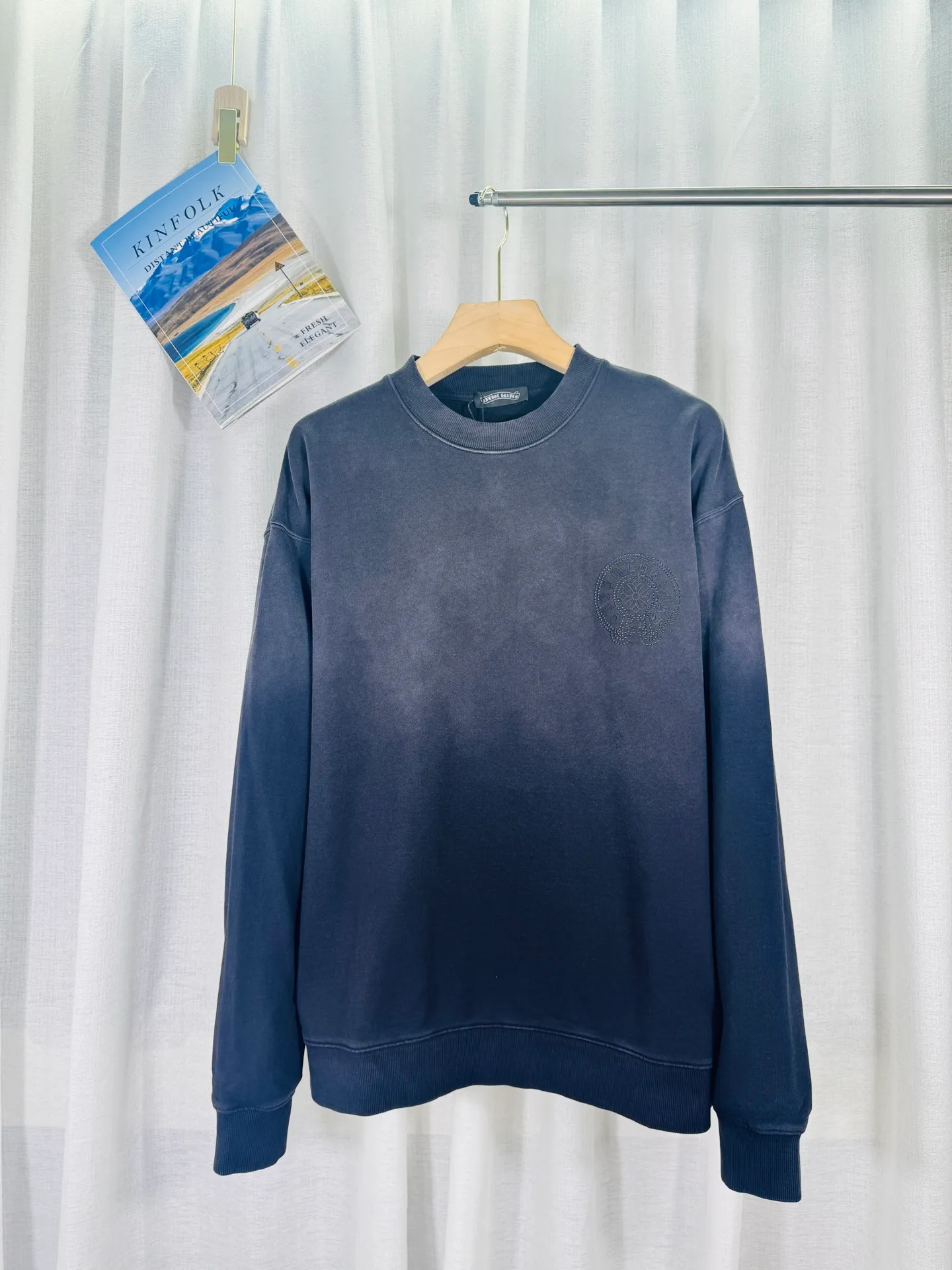 P280 top version, real shot without P, ​​different from market currency) 𝗖𝗵𝗿𝗼𝗺𝗲 𝗛𝗲𝗮𝗿𝘁𝘀/Croxin 2025 Autumn and Winter New Original Single Counter American 3D Rivets and Drill Couple Casual Sweater 👑The highest version! Customized fabric 430g tripe terry fabric! American-style pickled and distressed original fabric, laser-burned flowers, rivets and diamonds, exquisite embroidery of letters! The best-selling model in the counter, very comfortable to wear. Accessories: original molded and authenticated collar label➕100% silk wash label. Genuine purchase-grade original hangtag➕matching hanging rope➕3D hanging beads➕original packaging bag. Craftsmanship: The original version has consistent wiring! The highest version of the armhole matching technique! Color: Pink Black Green Purple Size: S M L XL Style Number: 25-363